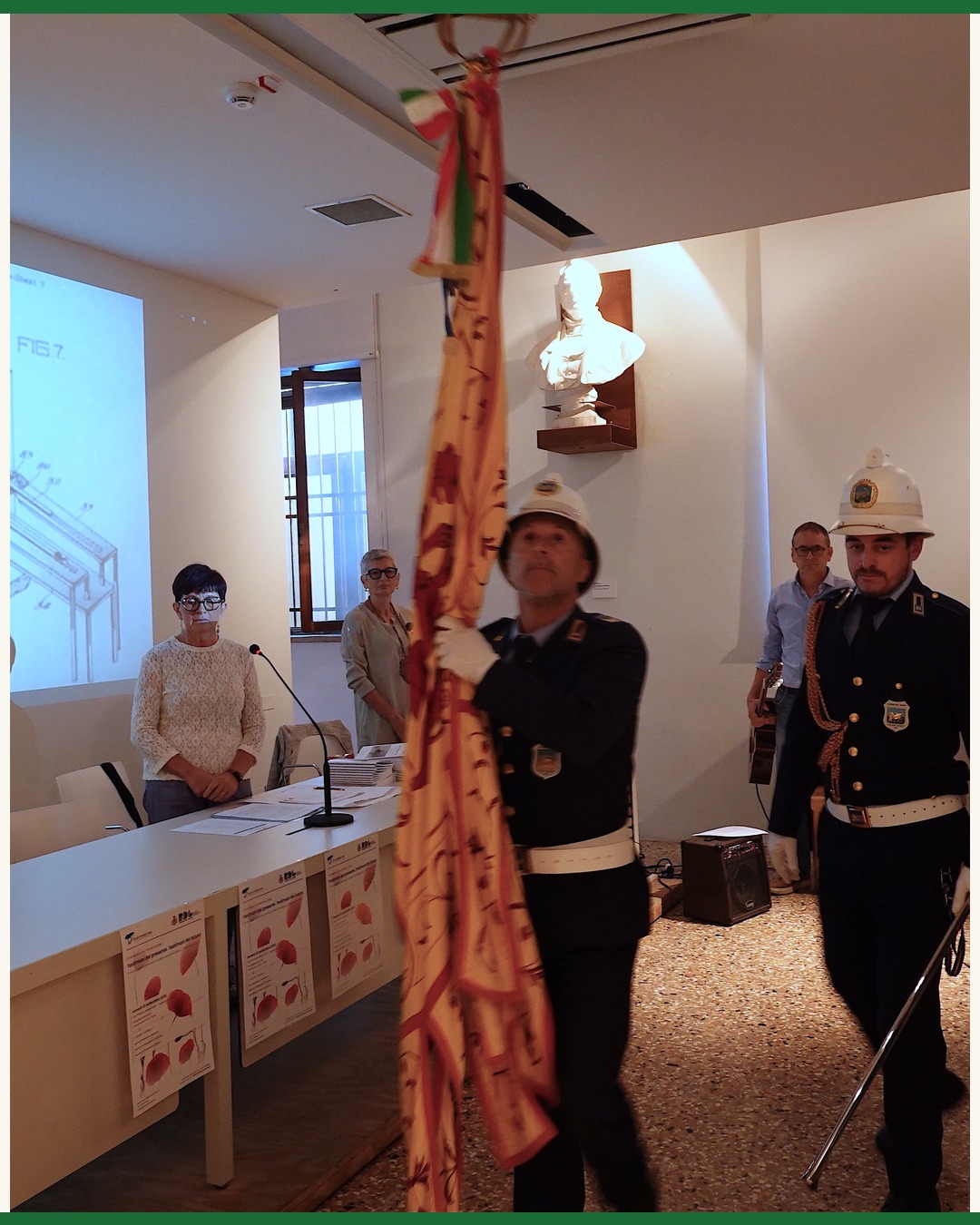 L'ingresso del Gonfalone della Città di Bassano del Grappa alla cerimonia di premiazione